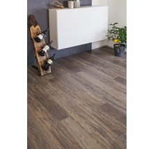 Interieur met laminaatvloer in houtlook, wijnrek en decoratie