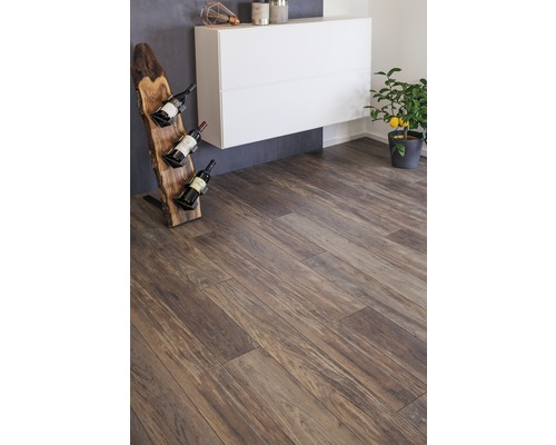 Interieur met laminaatvloer in houtlook, wijnrek en decoratie