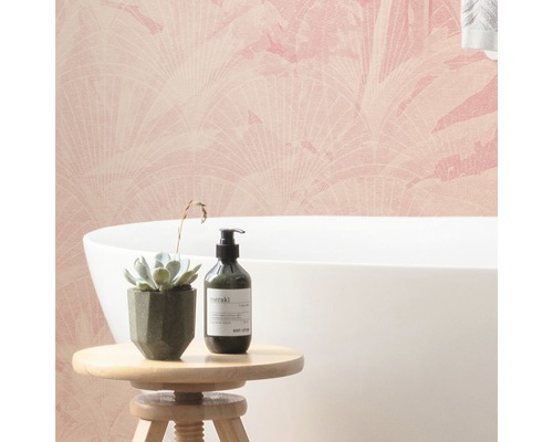 Badkamer met roze behang met motief, bad, vetplant en lotion op een kruk