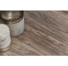 Houten vloer met twee decoratieve elementen