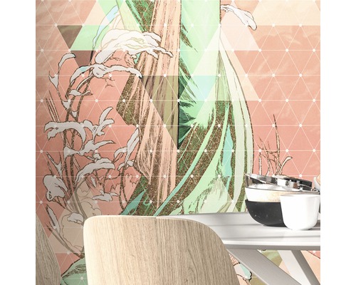 Wand met geometrisch en floraal patroon achter eettafel en stoelen