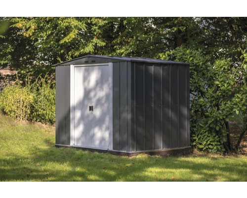 Metalen gereedschapsschuur in de tuin