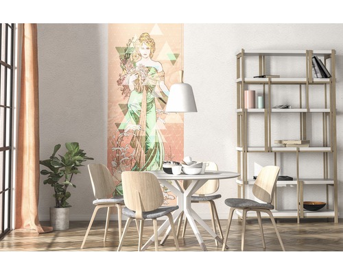 Lichte eetkamer met eettafel, stoelen, rek en muurschildering
