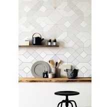 Decoratieve wanddecoratie met geometrische tegelpatronen, houten planken en keukendecoratie