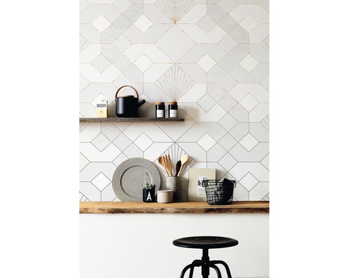 Decoratieve wanddecoratie met geometrische tegelpatronen, houten planken en keukendecoratie