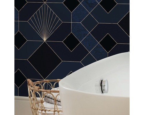 Badkamerontwerp met geometrisch behang, bad en wasmand