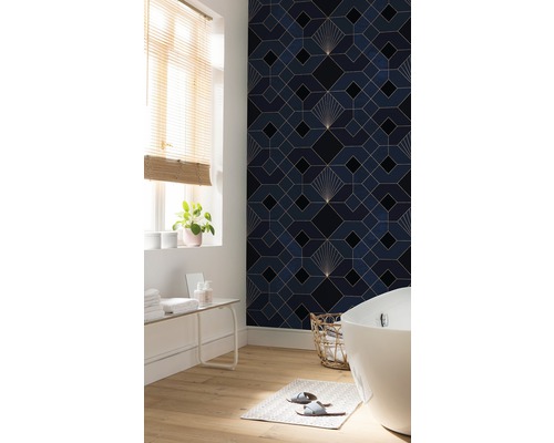 Badkamer met geometrisch behang, bad en houten vloer voor een heldere en georganiseerde sfeer.