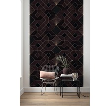 Woonkamer met geometrisch behang, stoel en bijzettafel