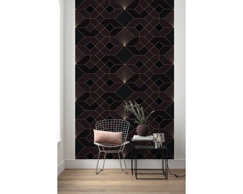 Woonkamer met geometrisch behang, stoel en bijzettafel