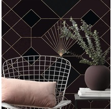 Scene met geometrisch behang, stoel en decoratie voor interieurontwerp