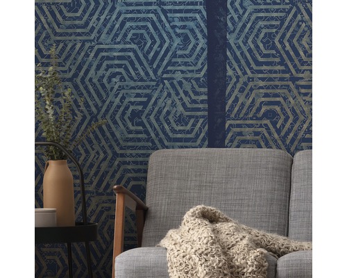 Kamerzicht met geometrisch patroonbehang in een woonkamer.