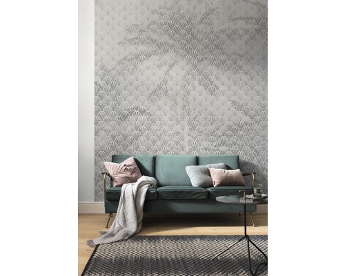 Woonkamer met behang met patroon, bank, tapijt en bijzettafel