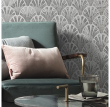Scene met fauteuil, kussens en behang met art-decopatroon
