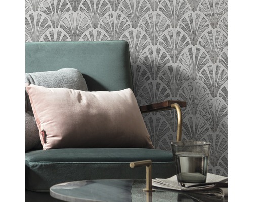 Scene met fauteuil, kussens en behang met art-decopatroon