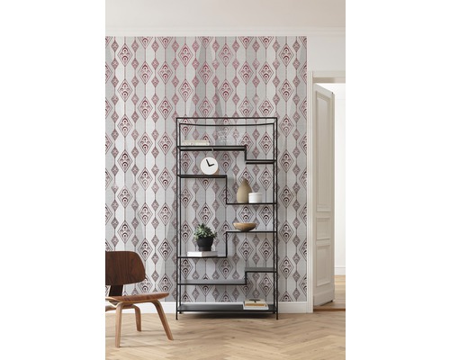 Kamerzicht met patroonbehang, rek en stoel