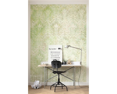 Werkkamer met bureau, bureaustoel, bureaulamp en behang met patroon