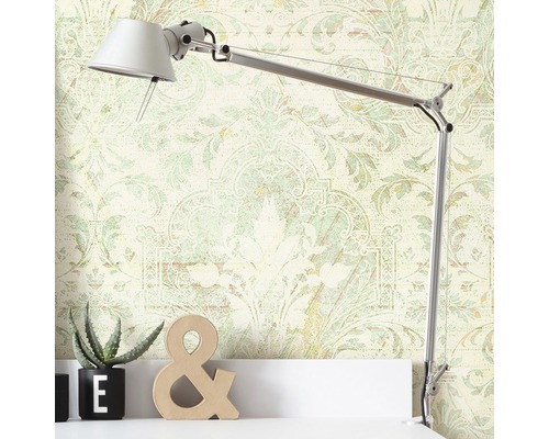 Decoratief behang met bloemmotief achter een bureaulamp