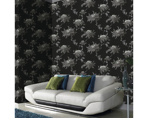Woonkamer met zwart bloemenbehang en witte bank