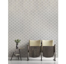 Woonkamer met behang met waaiermotief, bijzettafel en zitgelegenheid