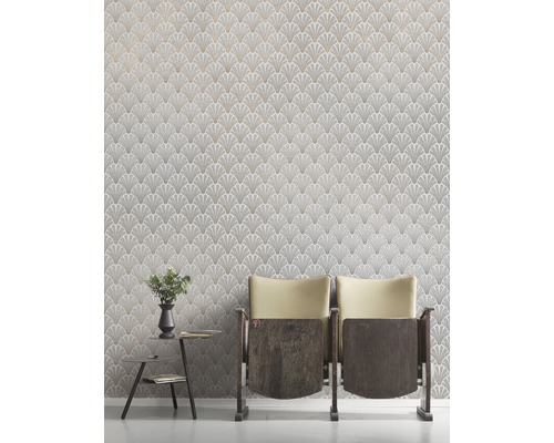 Woonkamer met behang met waaiermotief, bijzettafel en zitgelegenheid