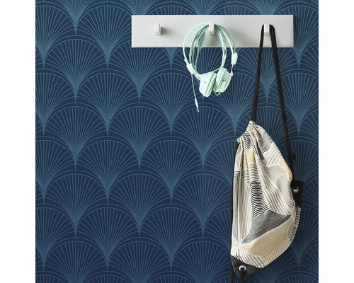 Blauw patroonbehang met kapstok, hoofdtelefoon en stoffen tas