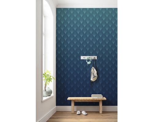 Hal met patroonbehang, bank en kapstok