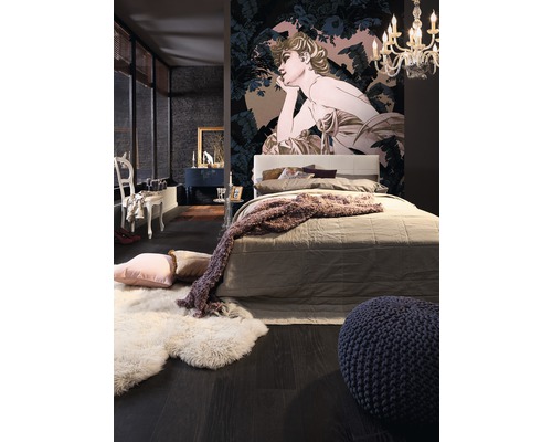 Slaapkamer met tweepersoonsbed, vloerkleed en behang met motief