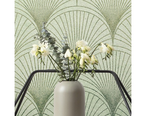 Decoratief behang met waaiermotief achter een vaas met bloemen