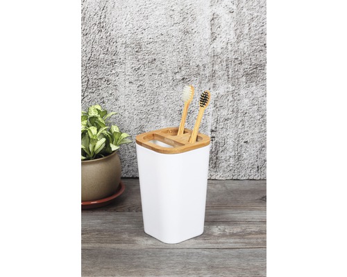 Badkamerscène met witte tandenborstelbeker en tandenborstels