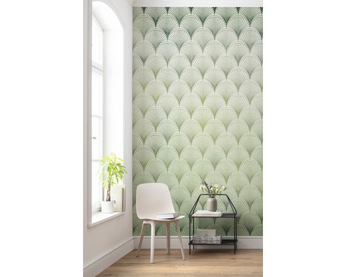 Woonkamer met groen waaierbehangpatroon, stoel en bijzettafel.