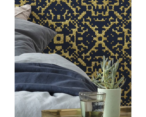 Slaapkamer met bed en donkerblauw behang met patroon