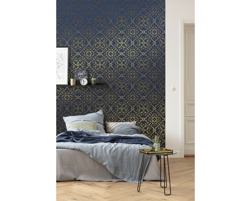 Slaapkamer met bed en wand met patroonbehang