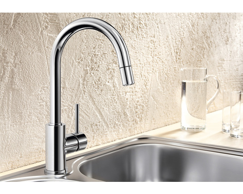 Metalen keukenkraan met hoge uitloop in spoelbak