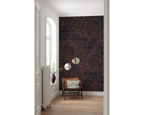 Kamer met behang met motief, fauteuil en spiegels