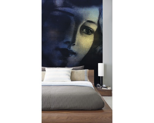 Slaapkamer met fotobehang van een vrouwengezicht achter een houten bed.