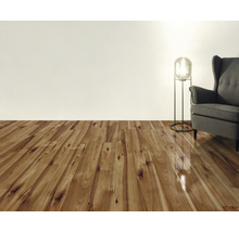 Woonkamer met houten vloer, fauteuil en vloerlamp