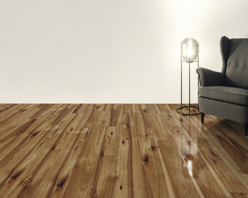 Woonkamer met houten vloer, fauteuil en vloerlamp