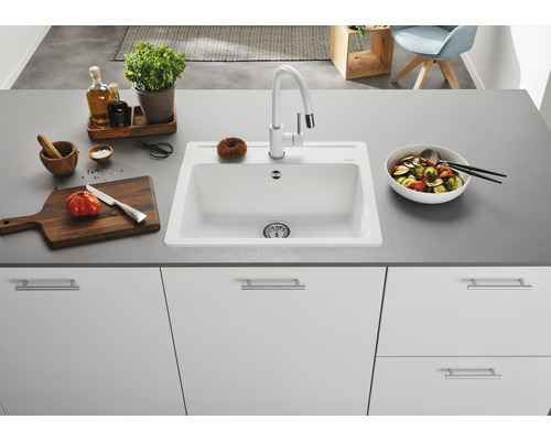 Spoelbak met kraan in een moderne keuken