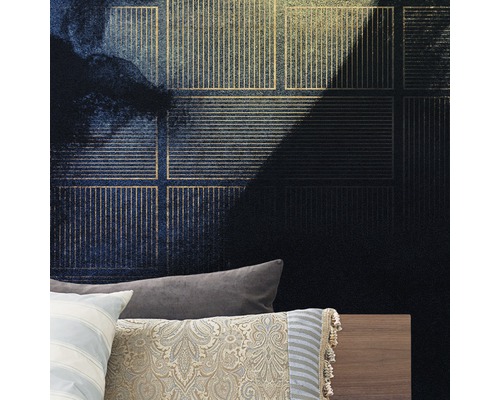 Close-up van een muur met donkerblauw vliesbehang met motief en gouden accenten boven een bed