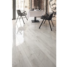 Scene met een lichte laminaatvloer met houtlook, een tafel en twee stoelen