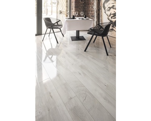 Scene met een lichte laminaatvloer met houtlook, een tafel en twee stoelen
