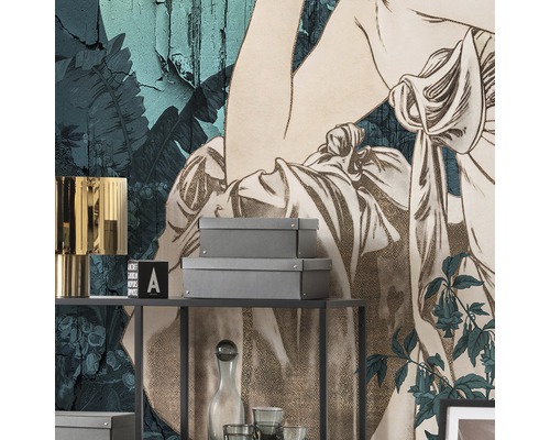 Decoratieve muurschildering met plantmotief en een vrouw op een plank met decoratie