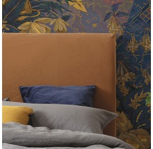 Slaapkamer met gestoffeerd hoofdeinde, kussens en bloemenbehang