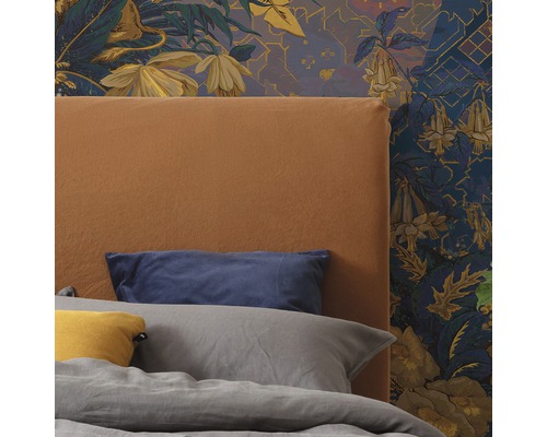 Slaapkamer met gestoffeerd hoofdeinde, kussens en bloemenbehang