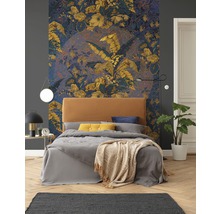 Slaapkamer met bed en bloemmotiefbehang
