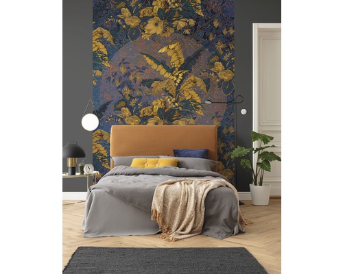 Slaapkamer met bed en bloemmotiefbehang