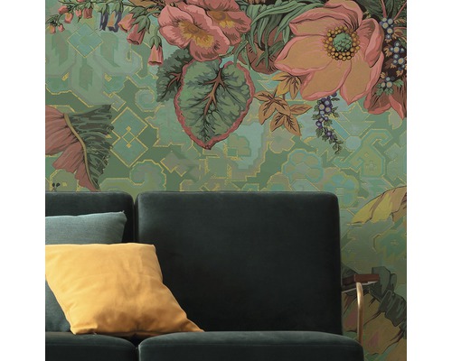 Detail van een bloemenbehang in de woonkamer