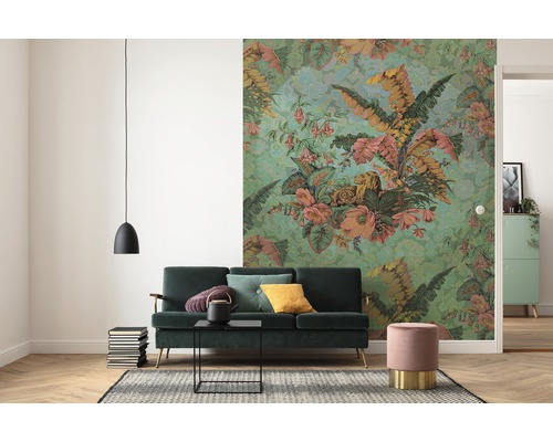 Woonkamer met groene bank, bloemenbehang en hanglamp