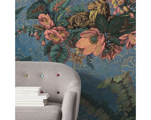 Behang met bloemen, leeuwen en tijgers naast een fauteuil met boeken