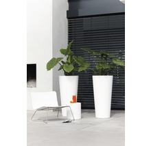 Decoratieve scène met stoel, tafel en plantenbakken voor buiten